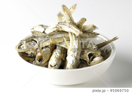 小皿に盛られた片口いわしの煮干しを白背景で撮影 小皿に盛られた片口いわしの煮干しを白背景で撮影 95069750
