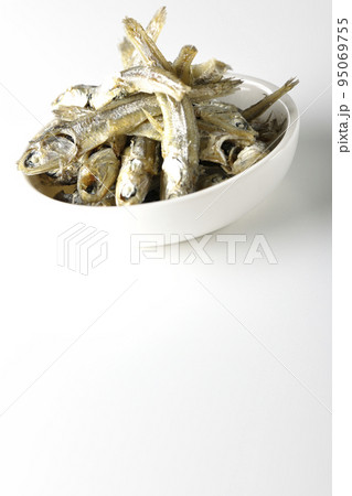 小皿に盛られた片口いわしの煮干しを白背景で撮影 95069755