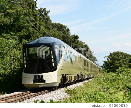 大田原踏切付近を走行するトレインスイート四季島 95069859