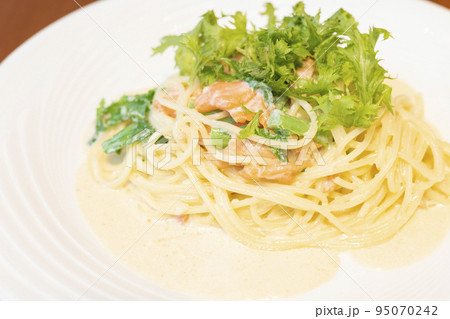 美味しいサーモンクリームソースパスタ 95070242