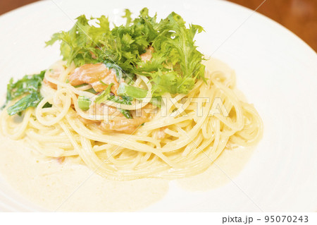 美味しいサーモンクリームソースパスタ 95070243