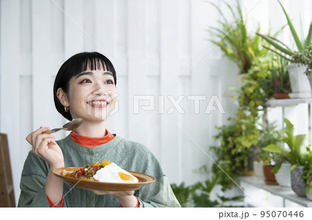 ガパオライスを食べる若い女性 95070446