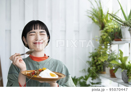 ガパオライスを食べる若い女性 95070447