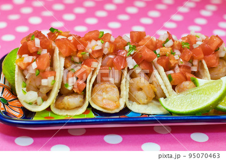 メキシコ料理の美味しいシュリンプタコス メキシコ料理の美味しいシュリンプタコス 95070463
