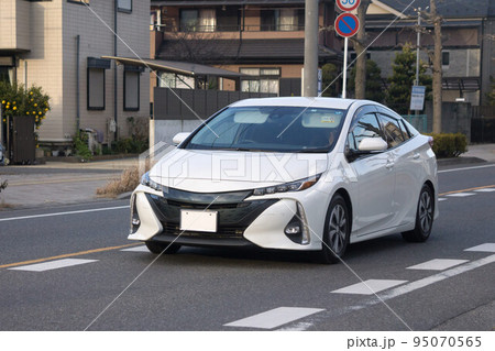 セダン車　道路走行 95070565