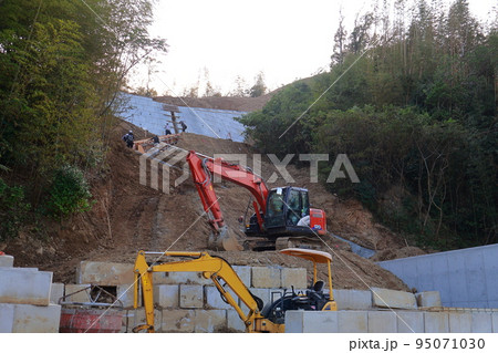 山崩れの復旧工場 土砂崩れ 山崩れの復旧工場 土砂崩れ 95071030
