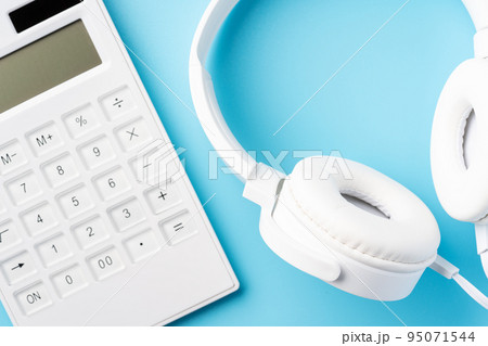 ヘッドホンと電卓 95071544