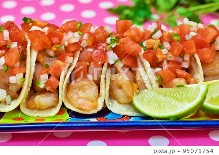 メキシコ料理の美味しいシュリンプタコス 95071754