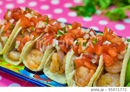 メキシコ料理の美味しいシュリンプタコス 95071772