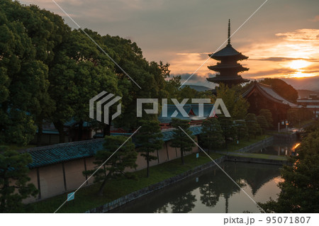 京都市南区夜明けを待つ東寺の五重塔 95071807