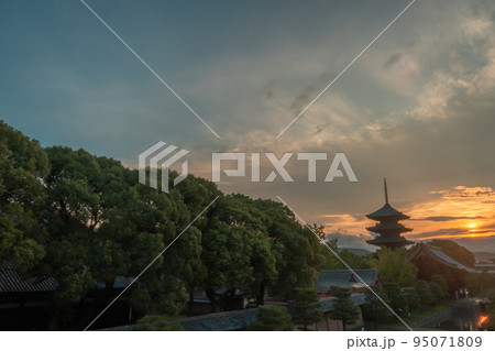 京都市南区夜明けを待つ東寺の五重塔 95071809