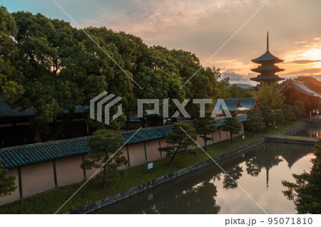 京都市南区夜明けを待つ東寺の五重塔 95071810