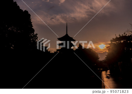 京都市南区夜明けを待つ東寺の五重塔 95071823