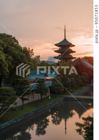 京都市南区夜明けを待つ東寺の五重塔 95071853