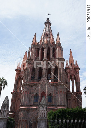 【メキシコ】サンミゲル教区教会の正面。世界一に選ばれた街 【メキシコ】サンミゲル教区教会の正面。世界一に選ばれた街 95071917