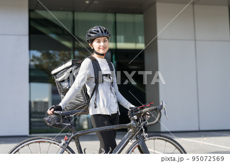 フードデリバリー 配達員の女性 95072569