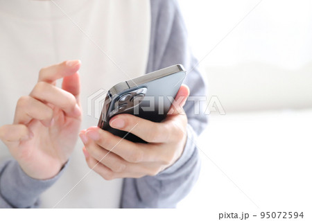 スマホを触る手元 95072594
