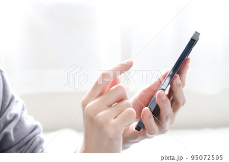 スマホを操作する手元 95072595