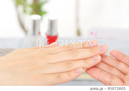 ネイルサロンでネイルケアをする女性 ネイルサロンでネイルケアをする女性 95072605