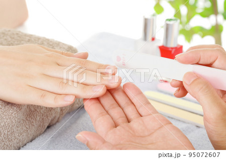 ネイルサロンでネイルケアをする女性 95072607