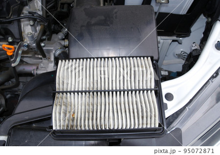 自動車エンジン(ガソリン)のエアクリーナー交換（2年：2万㎞使用） 95072871
