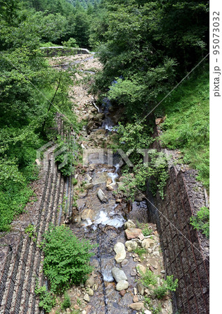 橋の上から赤石沢を覗く 95073032