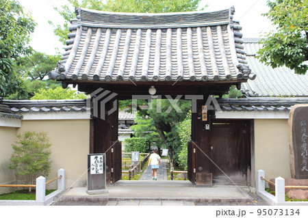 初めてのお寺巡りに興味津々のこども 95073134