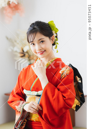朱赤の振袖　和室　手鏡 95073451