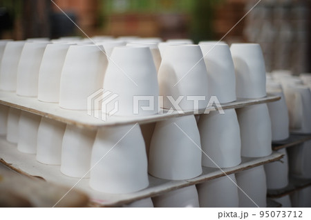 陶磁器波佐見焼の製造工場の情景 95073712