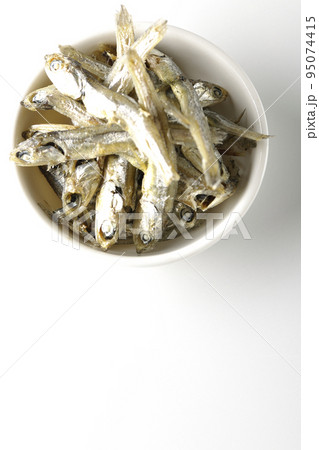 小皿に盛られた片口いわしの煮干しを白背景で俯瞰撮影 小皿に盛られた片口いわしの煮干しを白背景で俯瞰撮影 95074415