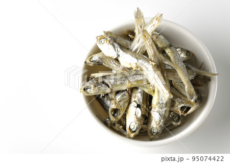 小皿に盛られた片口いわしの煮干しを白背景で俯瞰撮影 95074422