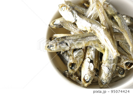 小皿に盛られた片口いわしの煮干しを白背景で俯瞰撮影 95074424
