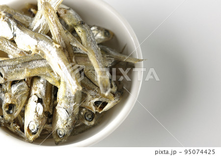 小皿に盛られた片口いわしの煮干しを白背景で俯瞰撮影 95074425