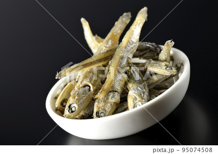 小皿に盛られた片口いわしの煮干しを黒背景で撮影 95074508