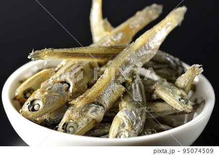 小皿に盛られた片口いわしの煮干しを黒背景で撮影 95074509