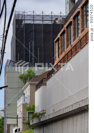 工事で足場が囲いと足場が作られた建物 95074520