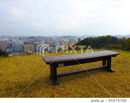街を見下ろすベンチ 街を見下ろすベンチ 95074706