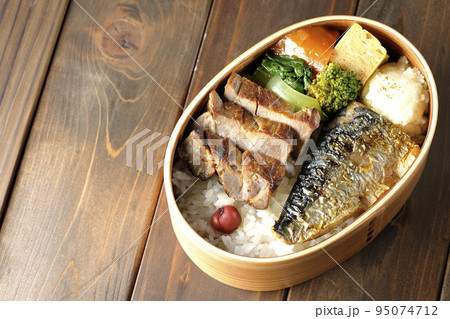 豚肉やポテサラ、玉子焼き等が曲げわっぱに入っている焼き魚弁当を俯瞰で撮影 豚肉やポテサラ、玉子焼き等が曲げわっぱに入っている焼き魚弁当を俯瞰で撮影 95074712