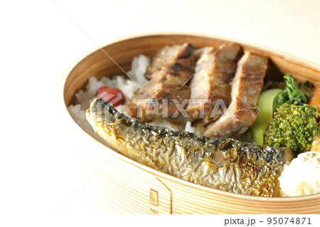 豚肉やポテサラ、玉子焼き等が曲げわっぱに入っている焼き魚弁当 95074871