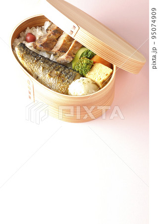 豚肉やポテサラ、玉子焼き等が曲げわっぱに入っている焼き魚弁当 95074909