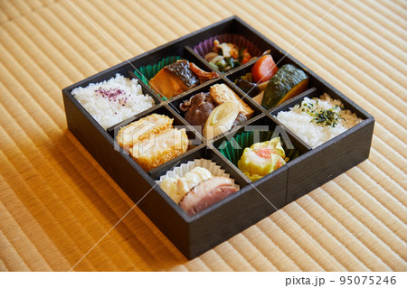 たくさんおかずが入った上品な幕内弁当 95075246