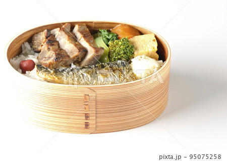 豚肉やポテサラ、玉子焼き等が曲げわっぱに入っている焼き魚弁当を白背景で撮影 95075258