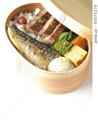 豚肉やポテサラ、玉子焼き等が曲げわっぱに入っている焼き魚弁当を白背景で撮影 豚肉やポテサラ、玉子焼き等が曲げわっぱに入っている焼き魚弁当を白背景で撮影 95075270