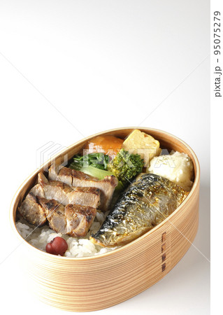 豚肉やポテサラ、玉子焼き等が曲げわっぱに入っている焼き魚弁当を白背景で撮影 95075279