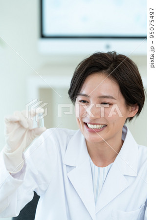 商品開発する女性 95075497