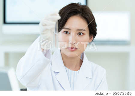 商品開発する女性 95075539