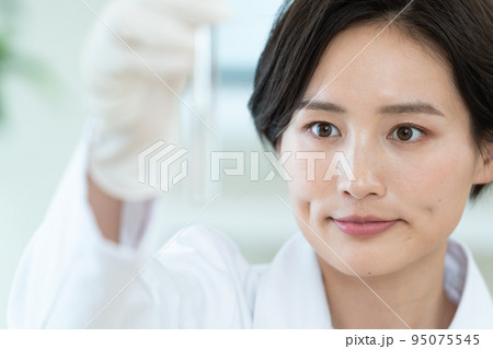 商品開発する女性 95075545