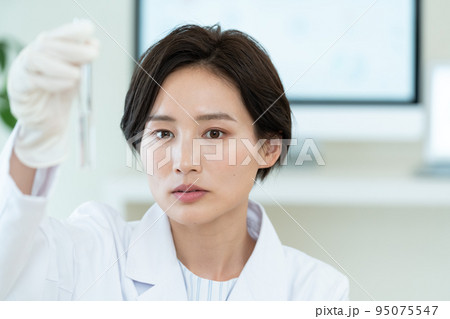 商品開発する女性 95075547