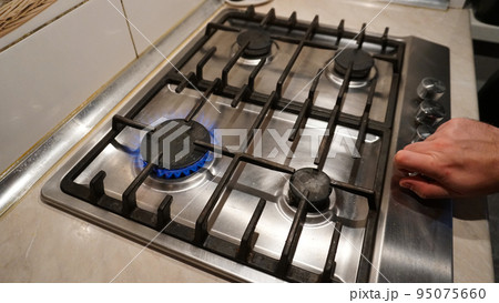 Turns off or turns on the gas on the stove. Turns off or turns on the gas on the stove. 95075660