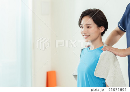 肩のマッサージを受ける女性 肩のマッサージを受ける女性 95075695